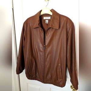 Beautiful brown leather jacket size large‎